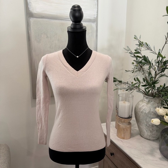 Banana Republic Sweaters - Women's Banana Republic V-Neck Extra-Fine Merino Wool Sweater - Cream